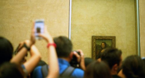 Mona Lisa zaatakowana… ciastem. Kto był sprawcą i co miał na celu?